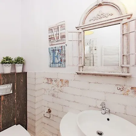 Old Town Apartment *